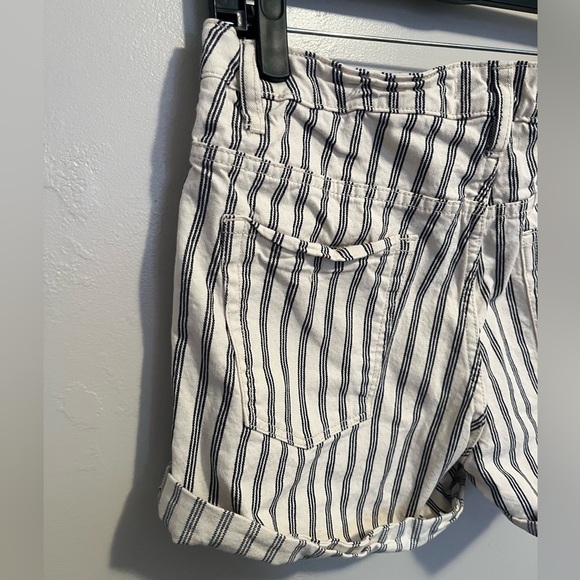 H&M L.O.G.G. Ticking Stripe Cream Black Cuffed Mid Rise Twill Shorts - Picture 9 of 10